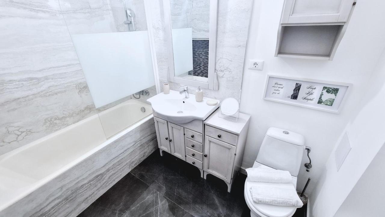 Spacious 5* Luxury In Historic Center Free Parking Cluj-Napoca Exteriör bild